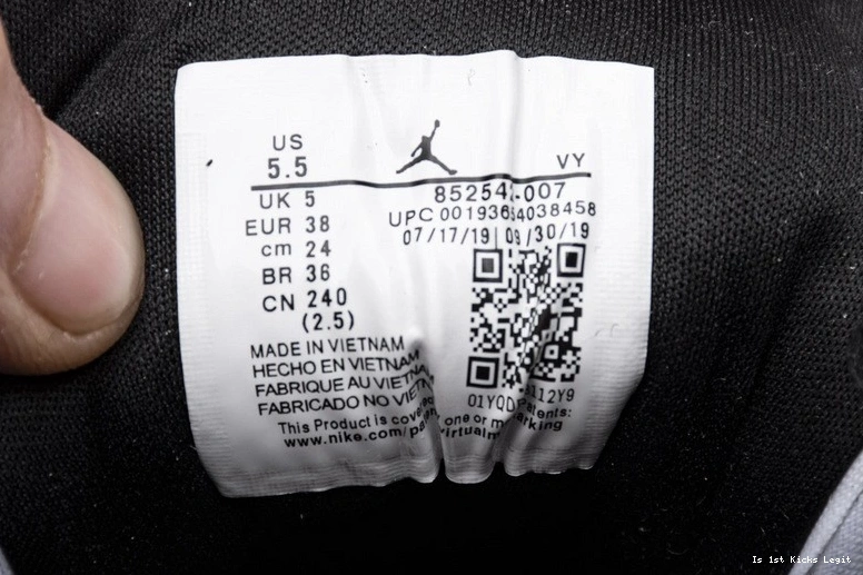 Mid Jordan Gold 1   852542-007 Patent Black White 0322